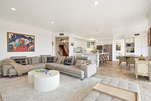 Smart TV, fireplace - Exquisite Panoramic View Estate (Newport Beach)