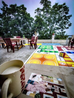 Outdoor dining - Welcome to the bagpackers hostel in the lap of himalayas at Rawscape in kausani (Kausani)