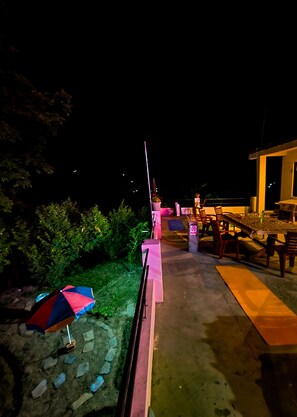 Outdoor dining - Welcome to the bagpackers hostel in the lap of himalayas at Rawscape in kausani (Kausani)