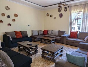 Ein Wohnzimmer mit einer Sofagarnitur, einem Couchtisch und Wanddekoration.