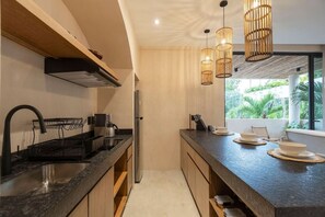 Een koelkast, een magnetron, een kookplaat