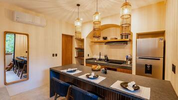 Kjøleskap, mikrobølgeovn, kaffetrakter/tekoker og kjøkkenutstyr