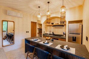 Fridge, microwave, coffee/tea maker, cookware/dishes/utensils - Escapada de Obsidiana: Lujo en la Selva (Tulum)