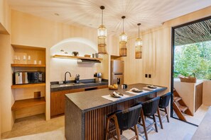Fridge, microwave, coffee/tea maker, cookware/dishes/utensils - Escapada de Obsidiana: Lujo en la Selva (Tulum)