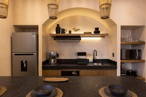 Réfrigérateur, micro-ondes, plaque de cuisson, cafetière/bouilloire