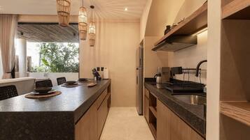 Refrigerador, microondas, cafetera/tetera, tostadora