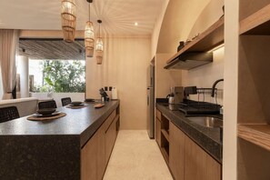 Een koelkast, een magnetron, een koffiezetapparaat/waterkoker