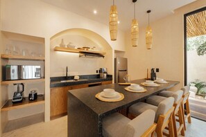 Refrigerador, microondas, placa de cocina, cafetera/tetera