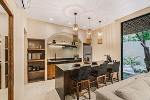 Frigorifero, microonde, macchina per tè/caffè, tostapane