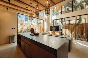 المنشأة من الداخل