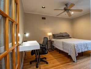 Escritorio, wifi y ropa de cama 