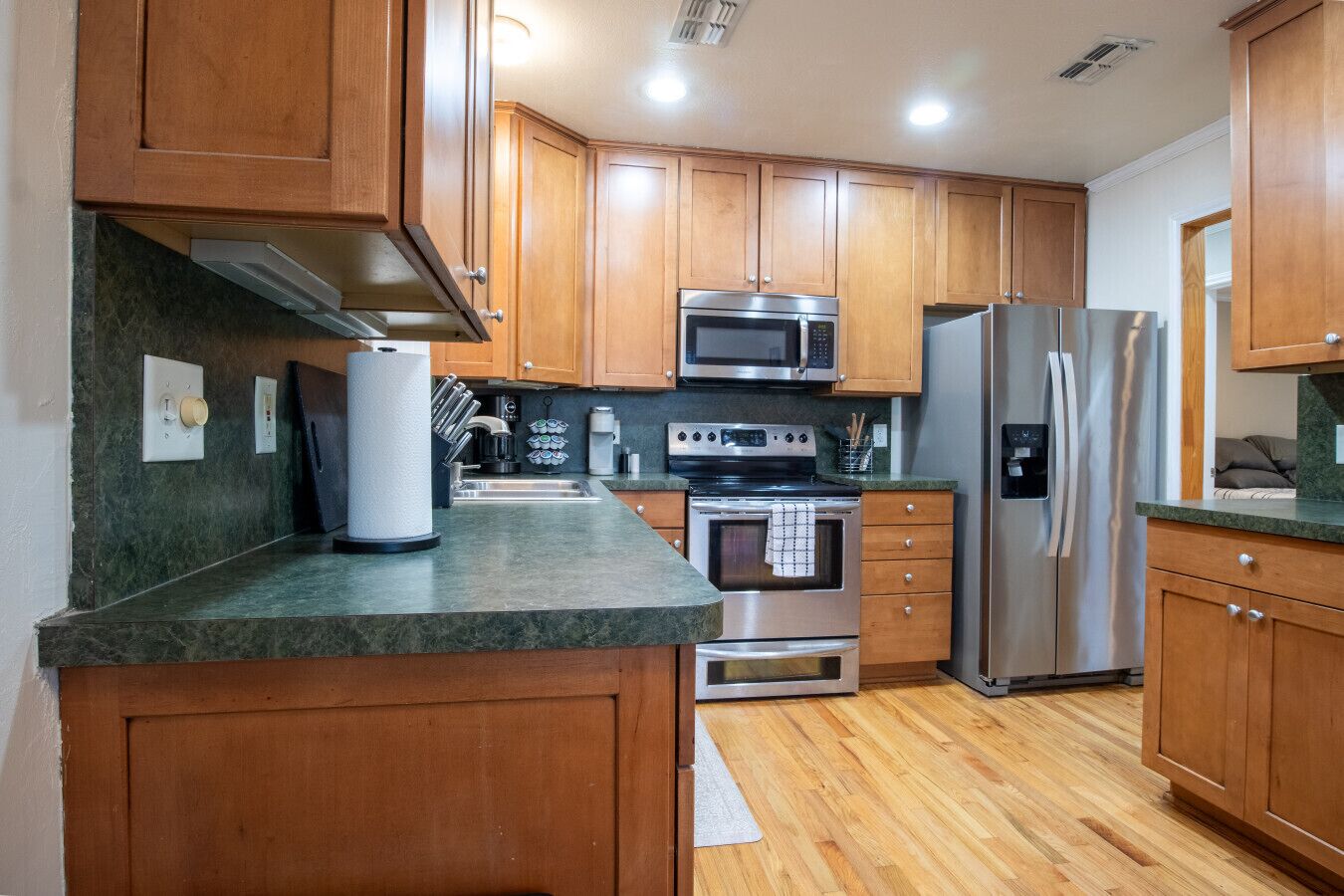 Coffee/tea maker, cookware/dishes/utensils