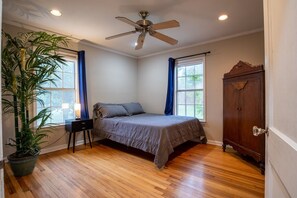 مكتب وواي فاي وملاءات أسرّة