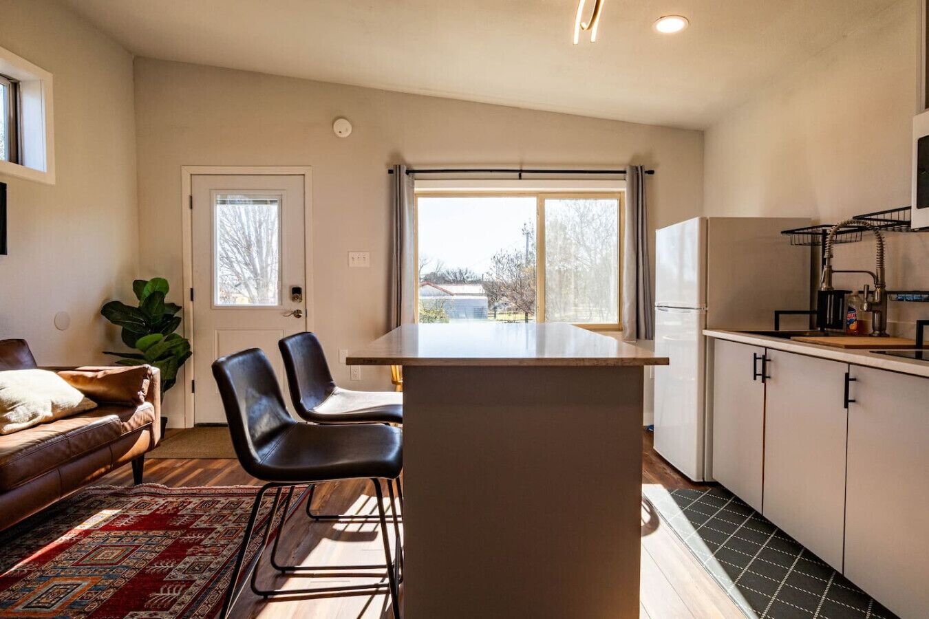 Réfrigérateur, micro-ondes, plaque de cuisson, cafetière/bouilloire