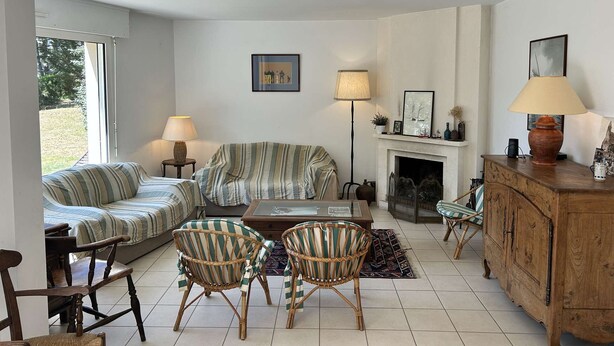 A living room with a sofa, two armchairs, a coffee table, a fireplace, and a wooden cabinet. - Large family house for 11 guests near the beach in Fréhel | Ref 113 (FREHEL)