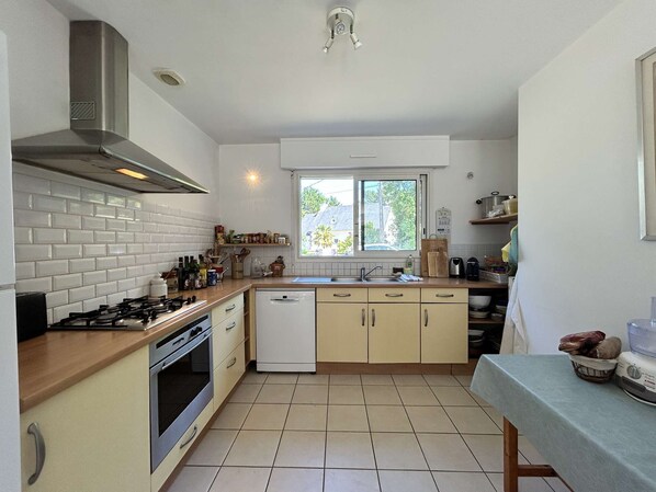 Frigorifero, microonde, forno, lavastoviglie