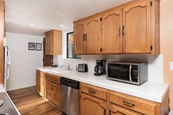 House, Multiple Beds, Patio, Mountain View (Yosemite Aviary) | Private kitchen | Fridge, microwave, oven, stovetop - Yosemite Aviary - Bird's Eye View! Awesome Upper Unit! (Yosemite National Park)