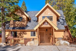 Exterior - Yosemite Aviary - Bird's Eye View! Awesome Upper Unit! (Yosemite National Park)