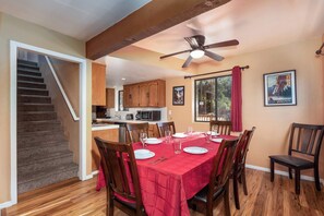 Huis, Meerdere bedden, terras, uitzicht op bergen (Yosemite Aviary) | Dineren