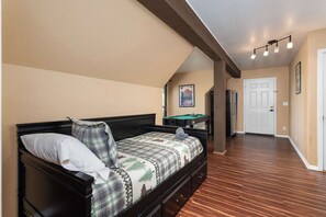 House, Multiple Beds, Patio, Mountain View (Yosemite Aviary) | 3 bedrooms, free WiFi - Yosemite Aviary - Bird's Eye View! Awesome Upper Unit! (Yosemite National Park)