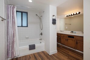 House, Multiple Beds, Patio, Mountain View (Yosemite Aviary) | Bathroom - Yosemite Aviary - Bird's Eye View! Awesome Upper Unit! (Yosemite National Park)