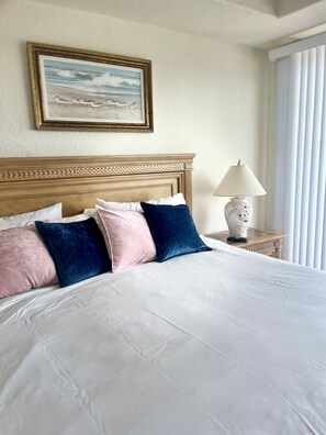 3 bedrooms, iron/ironing board, free WiFi, bed sheets - Oceanfront • Pool • Balcony • Walk to Beach (Virginia Beach)