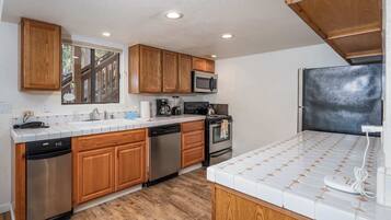 House, Multiple Beds, Patio, Mountain View (Yosemite Quail) | Private kitchen | Fridge, microwave, oven, stovetop