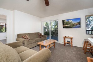 Casa, varias camas, patio, vista a la montaña (Yosemite Quail) | Área de sala de estar | Televisión de pantalla plana de 42 pulgadas con canales digitales 