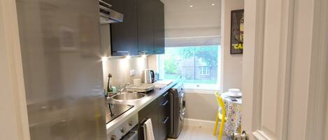 Fridge, oven, stovetop, electric kettle