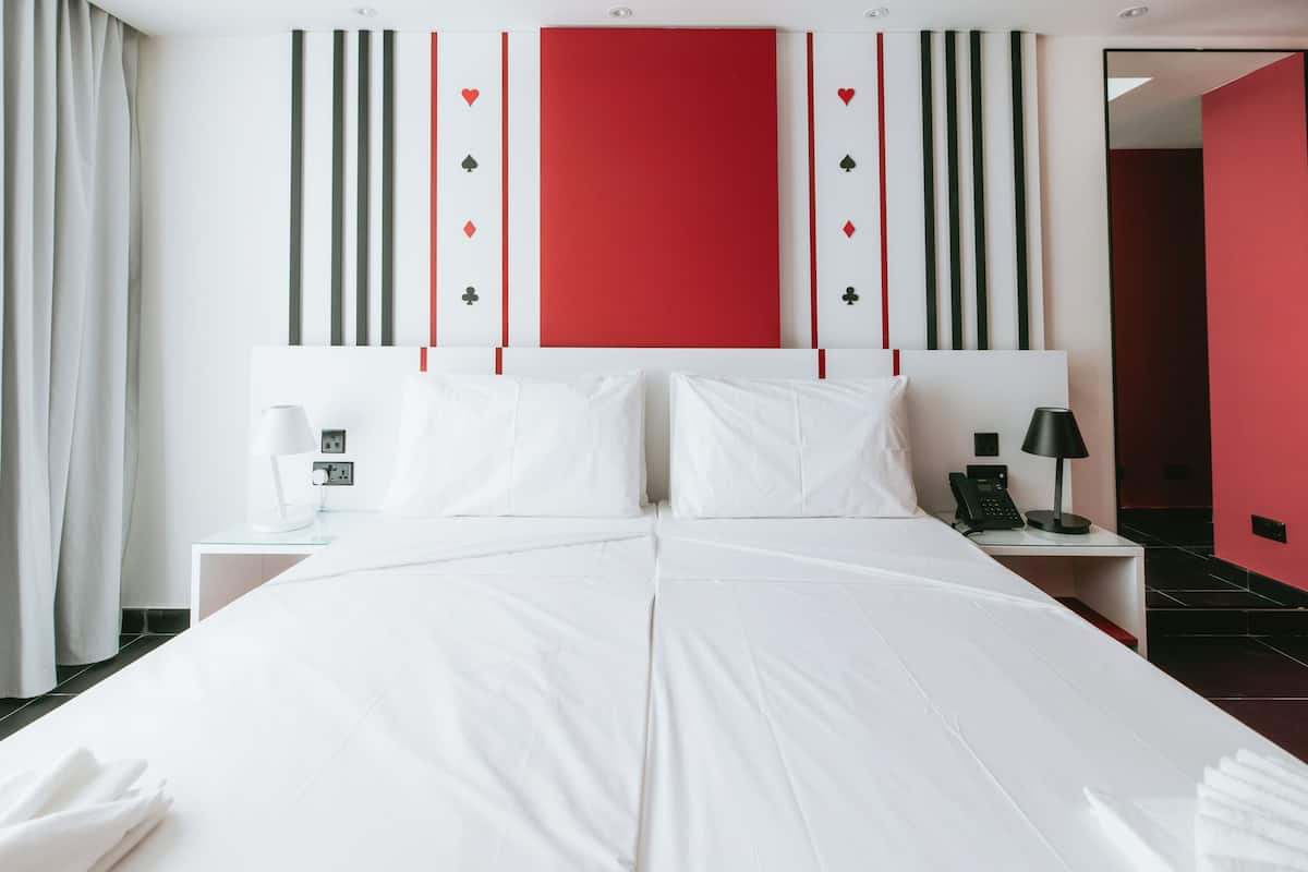 Individuell eingerichtet, Schreibtisch, laptopgeeigneter Arbeitsplatz