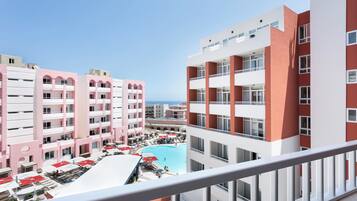 Quarto casal standard, sacada, vista para a piscina | Terraço/pátio