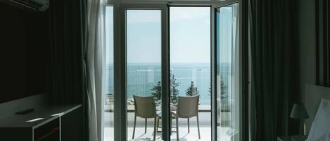 Superior tweepersoonskamer, balkon, uitzicht op zee | Individueel gemeubileerd, een bureau, een laptopwerkplek, gratis wifi