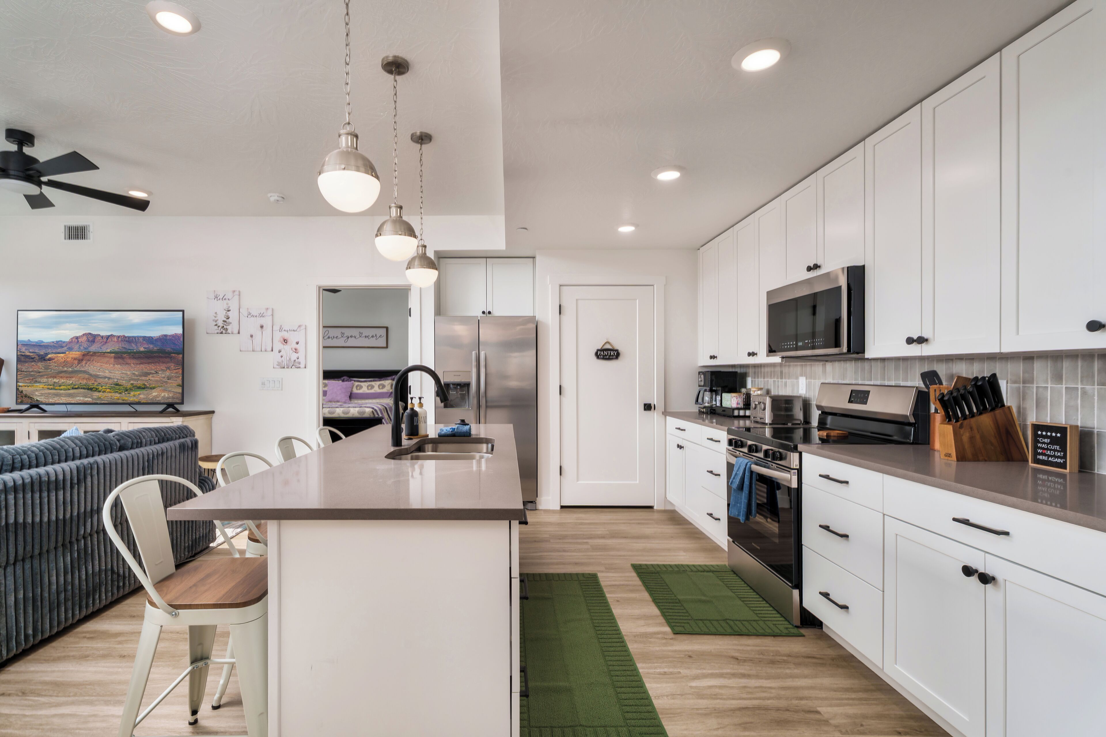 Refrigerador, microondas, horno y parrilla de estufa 