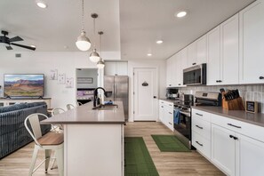 Kjøleskap, mikrobølgeovn, ovn og kokeplater