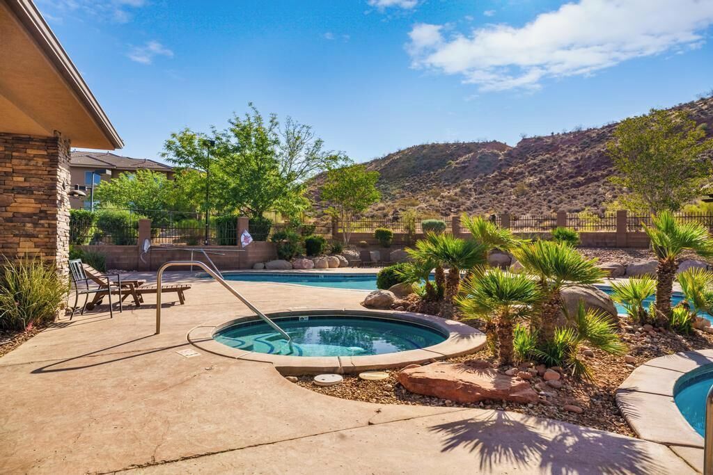 室内游泳池，室 外游泳池