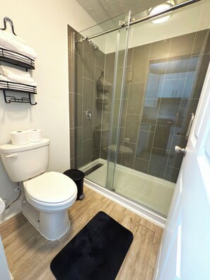 Dusche, Handtücher, Seife, Toilettenpapier