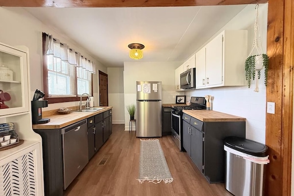 Mikrobølgeovn, ovn, kokeplater og oppvaskmaskin