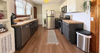 The Lofty Maple- Charming 3 bedroom home with kid friendly space in the loft.