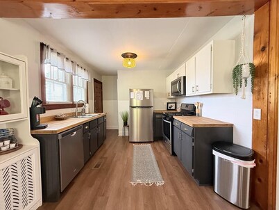 The Lofty Maple- Charming 3 bedroom home with kid friendly space in the loft.