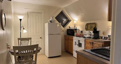 Charming 1-bedroom apartment with WiFi, AC in delightful Brattleboro