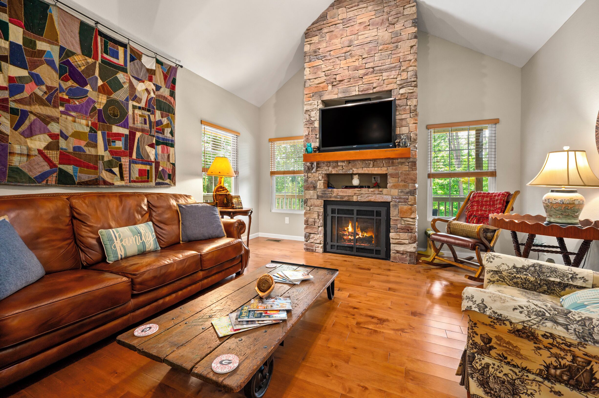 Een smart-tv en een open haard