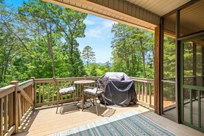 Outdoor dining - Rocky Top at Lake Lure (Lake Lure)