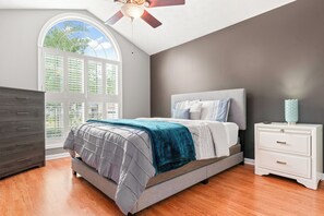 3 habitaciones, tabla de planchar con plancha, wifi y ropa de cama