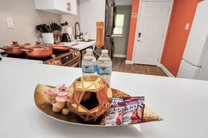 Een koelkast, een kookplaat