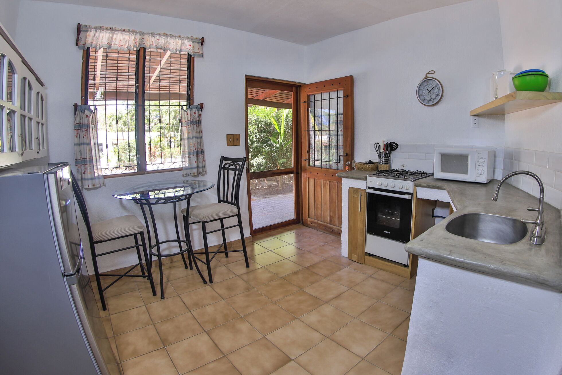 Jääkaappi, mikroaaltouuni, uuni, liesi