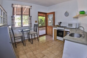 Een koelkast, een microgolfoven, een oven, een kookplaat