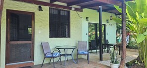 Outdoor dining - Charming 1-bedroom cottage with WiFi, AC in beautiful Playa Hermosa (Playa Hermosa)
