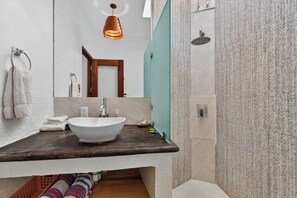 Shower, towels, soap, toilet paper - Charming 1-bedroom cottage with WiFi, AC in beautiful Playa Hermosa (Playa Hermosa)