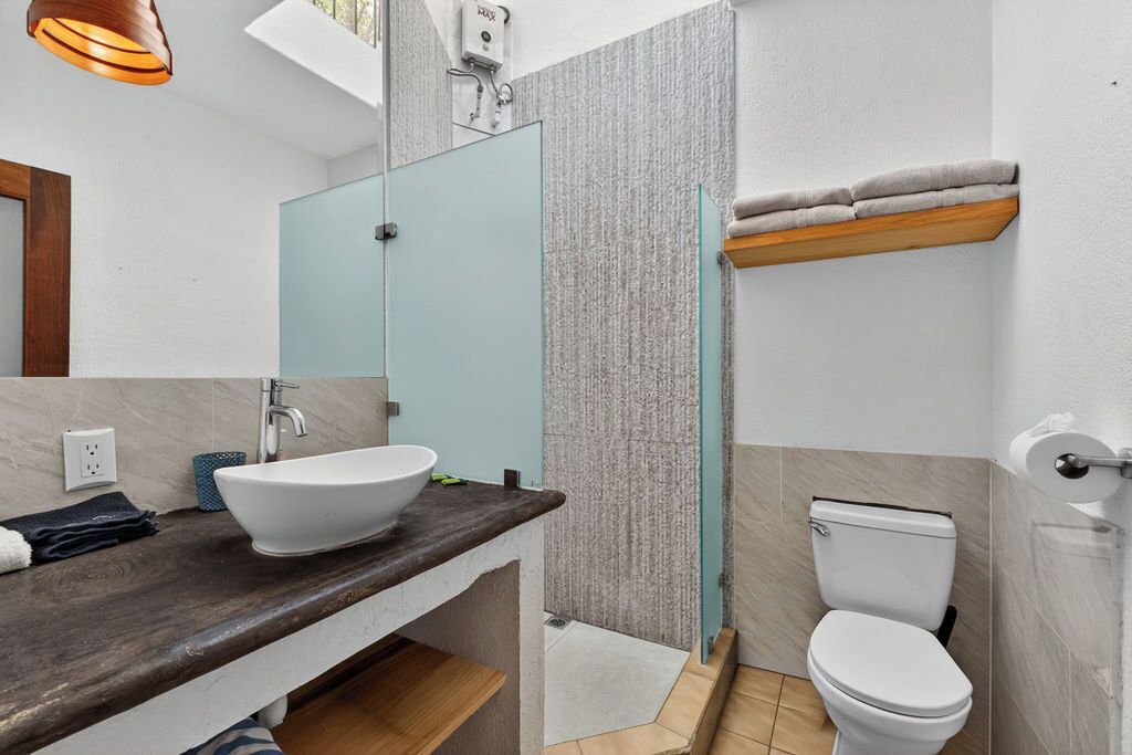 Een douche, handdoeken, zeep, toiletpapier