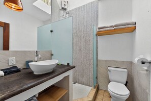 Ducha, toallas, jabón, papel higiénico